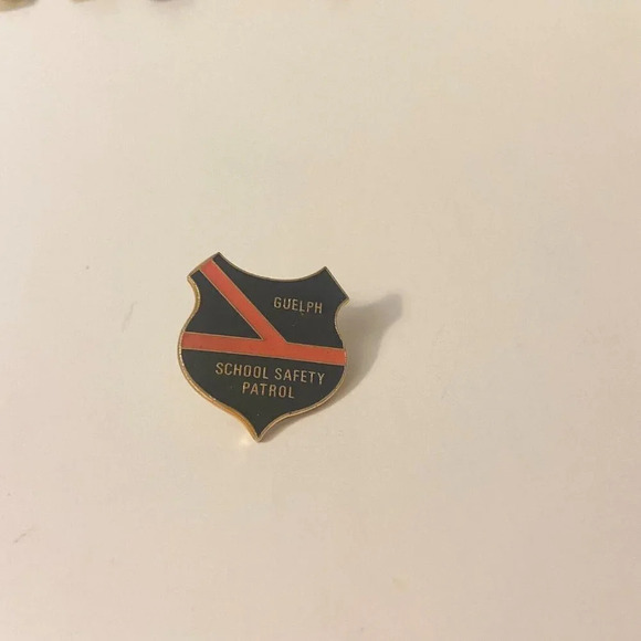 Vintage Lot of 10 Assorted Pins Canada Saskatoon Toronto Police Handcuffs Legion - Picture 7 of 16